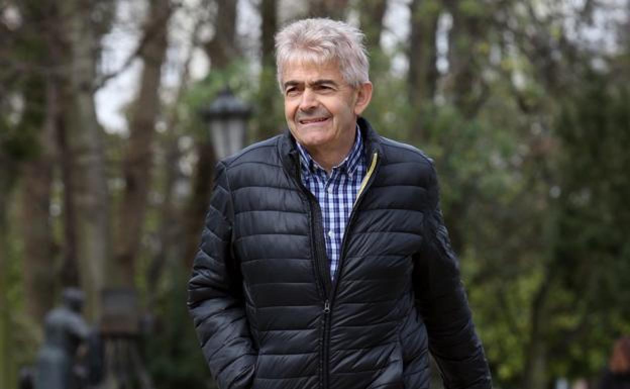 Belarmino Fernández camina por el parque de San Francisco, en Oviedo. 