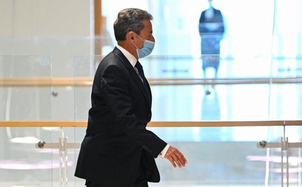Nicolas Sarkozy sale del juzgado tras escuchar el veredicto.