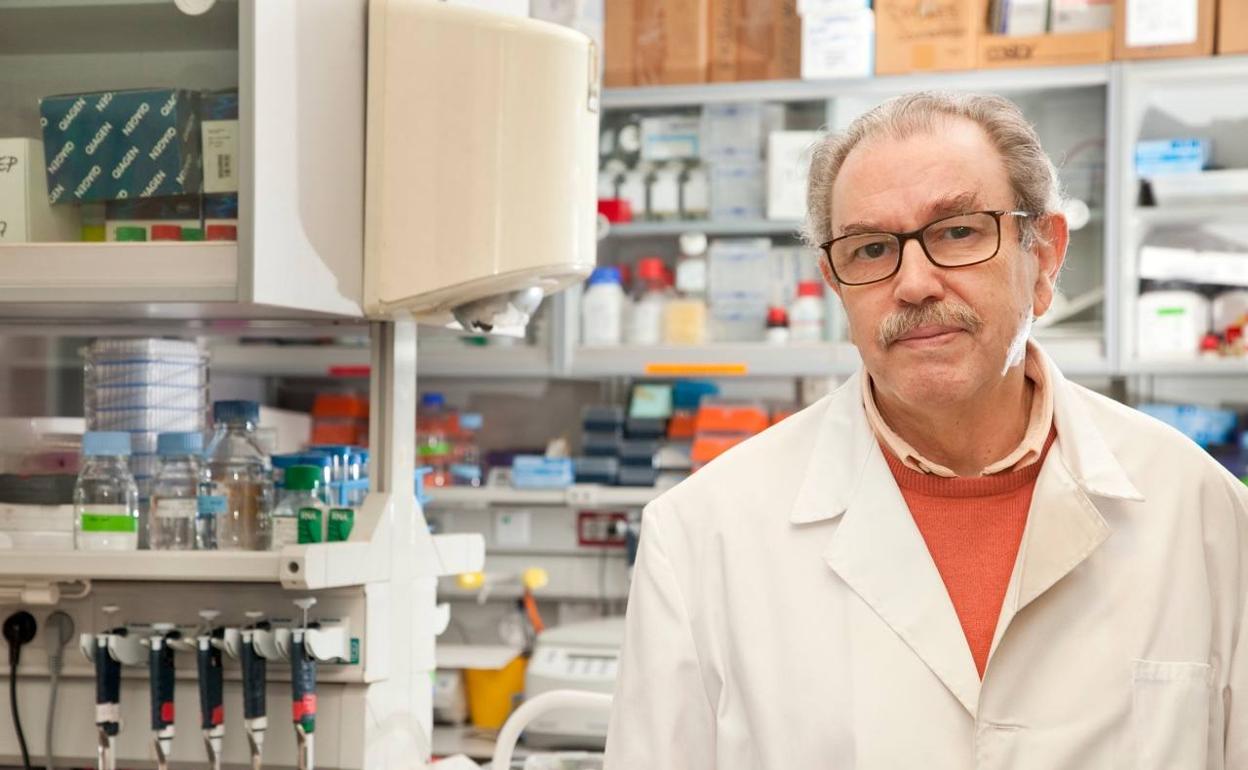 El investigador del CSIC Vicente Larraga, en su laboratorio del CIB-CSIC. 