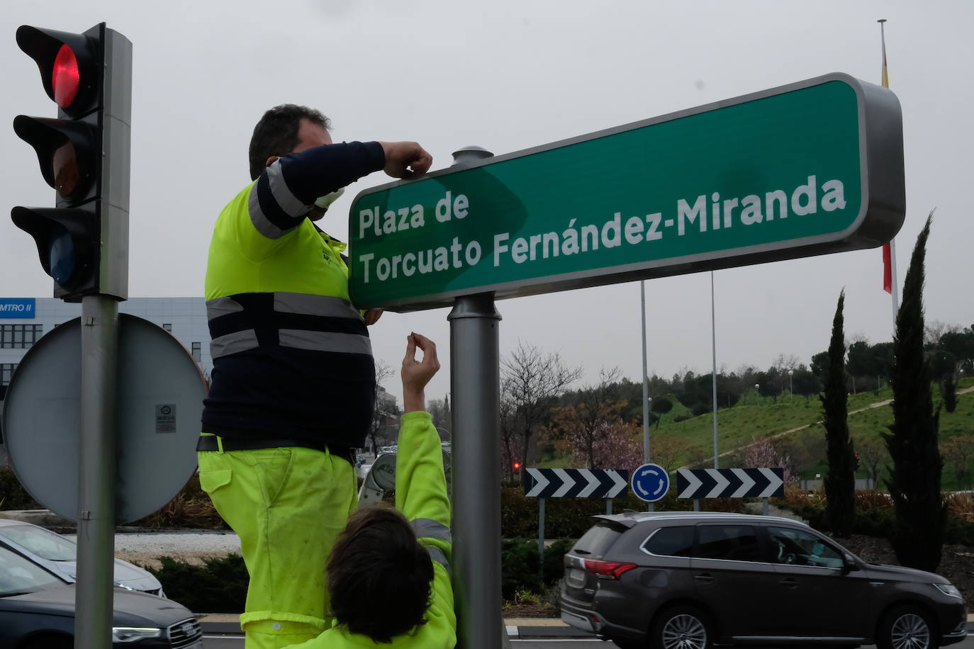 El político gijonés Torcuato Fernández-Miranda pone nombre desde este miércoles a una plaza madrileña. El alcalde de la capital, José Luis Martínez-Almeida, ha afirmado que con este hecho se remedia «una injusticia». Enrique Fernández-Miranda, hijo del gijonés, ha subrayado que se homenajea al «espíritu de concordia de la Transición''