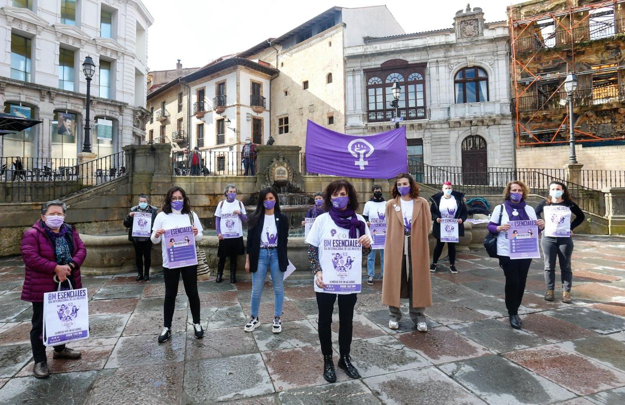 Así serán las concentraciones. Carmen Álvarez, Eva García, Flor Tejo, Begoña Coronas y Yeny Burano ayer, en la plaza de la Catedral, acompañadas de otras mujeres, para mostrar la distancia social y las posiciones con las que se llevarán a cabo las concentraciones planificadas en Asturias para el próximo lunes, Día Internacional de las Mujeres. 