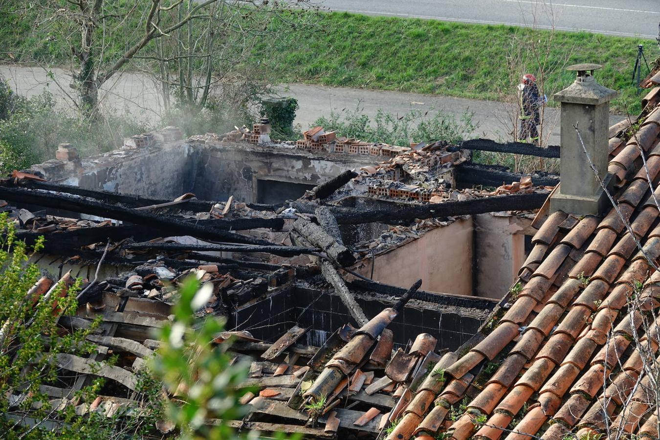 Brutal incendio en Ribadesella. Dos personas han resultado heridas de consideración, con quemaduras de gravedad. La vivienda, de una planta y ubicada en las inmediaciones de la estación de tren, quedó afectada en su totalidad.