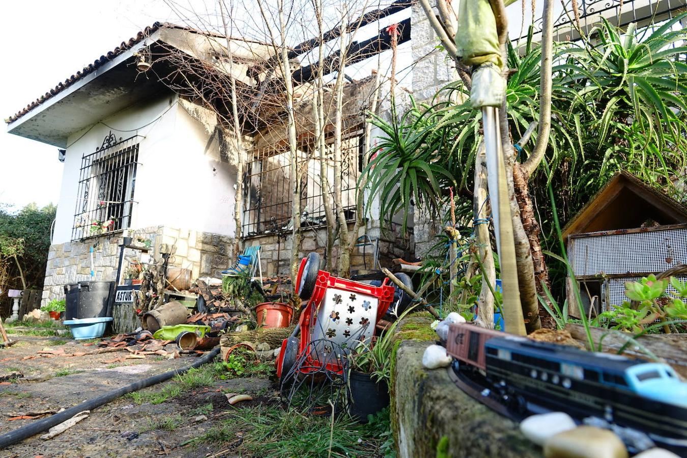 Brutal incendio en Ribadesella. Dos personas han resultado heridas de consideración, con quemaduras de gravedad. La vivienda, de una planta y ubicada en las inmediaciones de la estación de tren, quedó afectada en su totalidad.