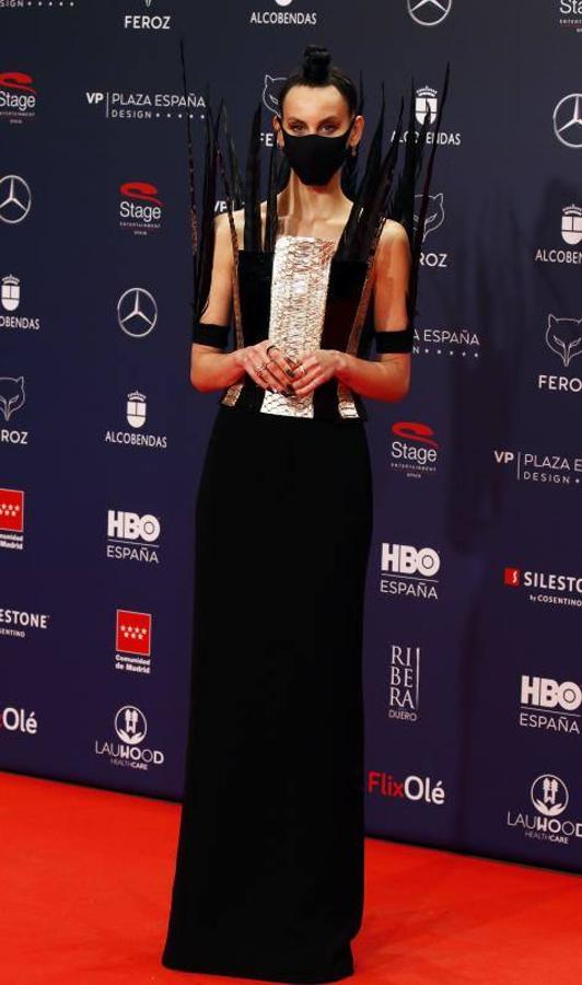 Milene Smith hizo de su estilismo uno de los protagonistas de la noche. Y es que una vez más, la actriz se atrevió con uno de esos looks arriesgados y en este caso repleto de largas y llamativas plumas. Un look que no pasó desapercibido y que está firmado por Jean Paul Gaultier.