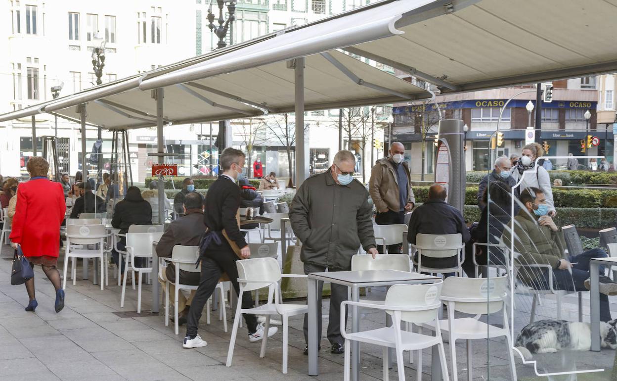 Varios clientes en una terraza de Gijón 
