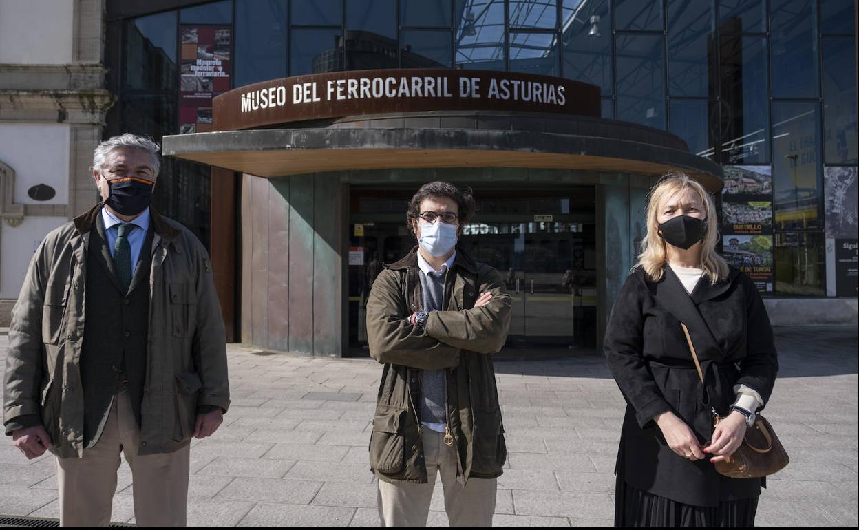 El diputado nacional de Vox por Asturias, Jose María Figaredo, la diputada regional Sara Álvarez Rouco y el portavoz de Vox en el Ayuntamiento de Gijón, Eladio de la Concha han visitado esta mañana la zona del Museo del Ferrocarril y la desembocadura El Piles