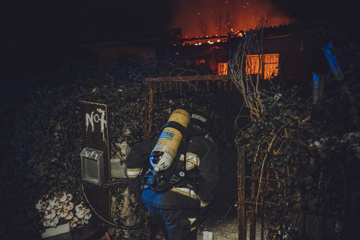 Brutal incendio en Ribadesella. Dos personas han resultado heridas de consideración, con quemaduras de gravedad. La vivienda, de una planta y ubicada en las inmediaciones de la estación de tren, quedó afectada en su totalidad.