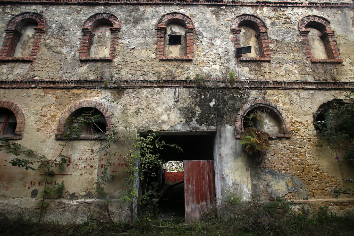 La plaza de toros de Oviedo data de 1889 y durante más de un siglo permaneció en actividad combinando las corridas taurinas con otras actividades lúdicas. A pesar de que en 2007 fue declarada Bien de Interés Cultural (BIC) la maleza y el abandono se ciernen sobre ella. Ayer, el Consejo de Patrimonio respondió de forma positiva a la consulta del Ayuntamiento sobre el proyecto de reforma y adaptación a nuevos usos, que quizás escriba un nuevo futuro para el emplazamiento. 