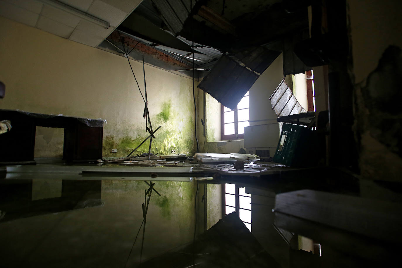 La plaza de toros de Oviedo data de 1889 y durante más de un siglo permaneció en actividad combinando las corridas taurinas con otras actividades lúdicas. A pesar de que en 2007 fue declarada Bien de Interés Cultural (BIC) la maleza y el abandono se ciernen sobre ella. Ayer, el Consejo de Patrimonio respondió de forma positiva a la consulta del Ayuntamiento sobre el proyecto de reforma y adaptación a nuevos usos, que quizás escriba un nuevo futuro para el emplazamiento. 