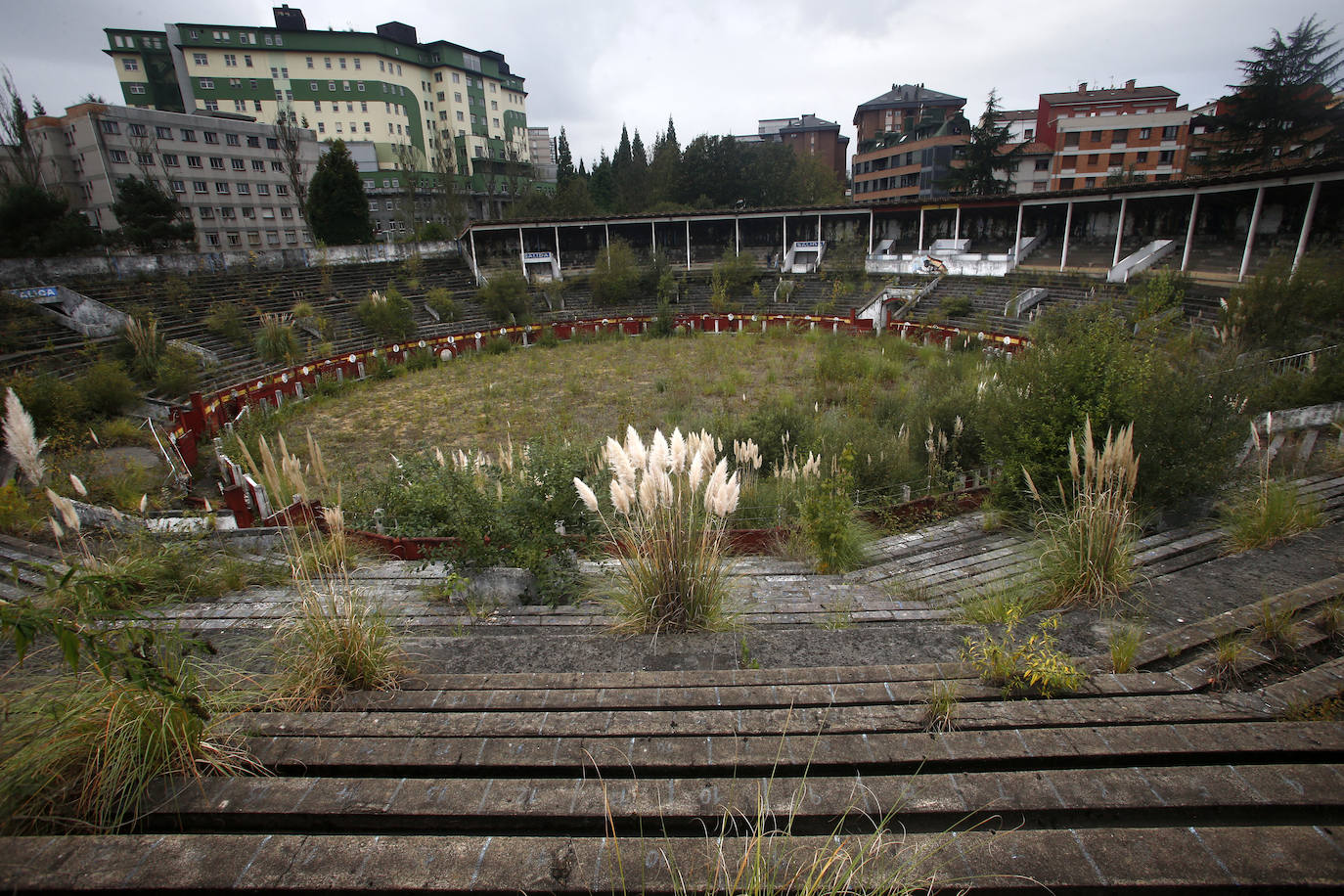 La plaza de toros de Oviedo data de 1889 y durante más de un siglo permaneció en actividad combinando las corridas taurinas con otras actividades lúdicas. A pesar de que en 2007 fue declarada Bien de Interés Cultural (BIC) la maleza y el abandono se ciernen sobre ella. Ayer, el Consejo de Patrimonio respondió de forma positiva a la consulta del Ayuntamiento sobre el proyecto de reforma y adaptación a nuevos usos, que quizás escriba un nuevo futuro para el emplazamiento. 