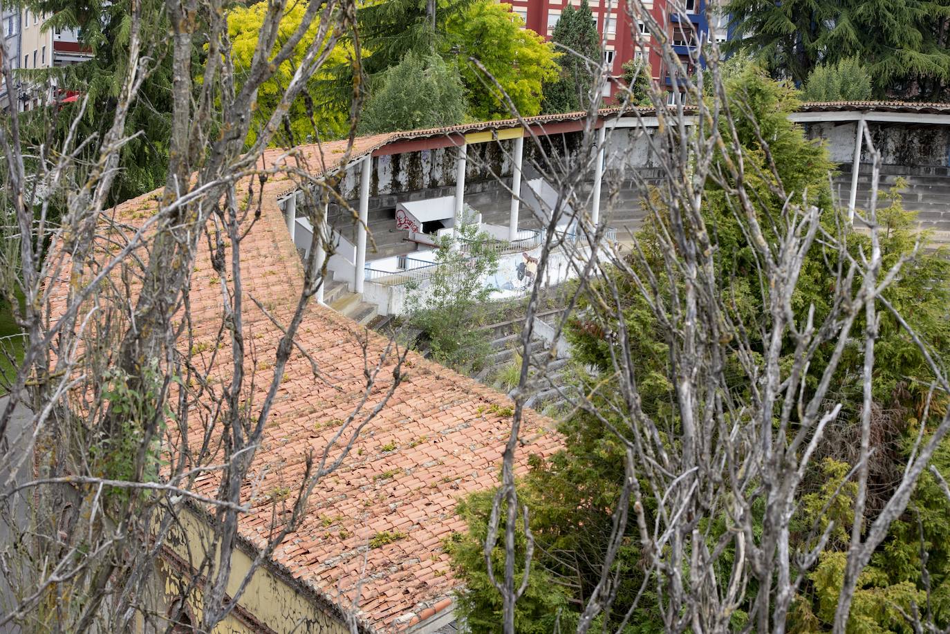 La plaza de toros de Oviedo data de 1889 y durante más de un siglo permaneció en actividad combinando las corridas taurinas con otras actividades lúdicas. A pesar de que en 2007 fue declarada Bien de Interés Cultural (BIC) la maleza y el abandono se ciernen sobre ella. Ayer, el Consejo de Patrimonio respondió de forma positiva a la consulta del Ayuntamiento sobre el proyecto de reforma y adaptación a nuevos usos, que quizás escriba un nuevo futuro para el emplazamiento. 