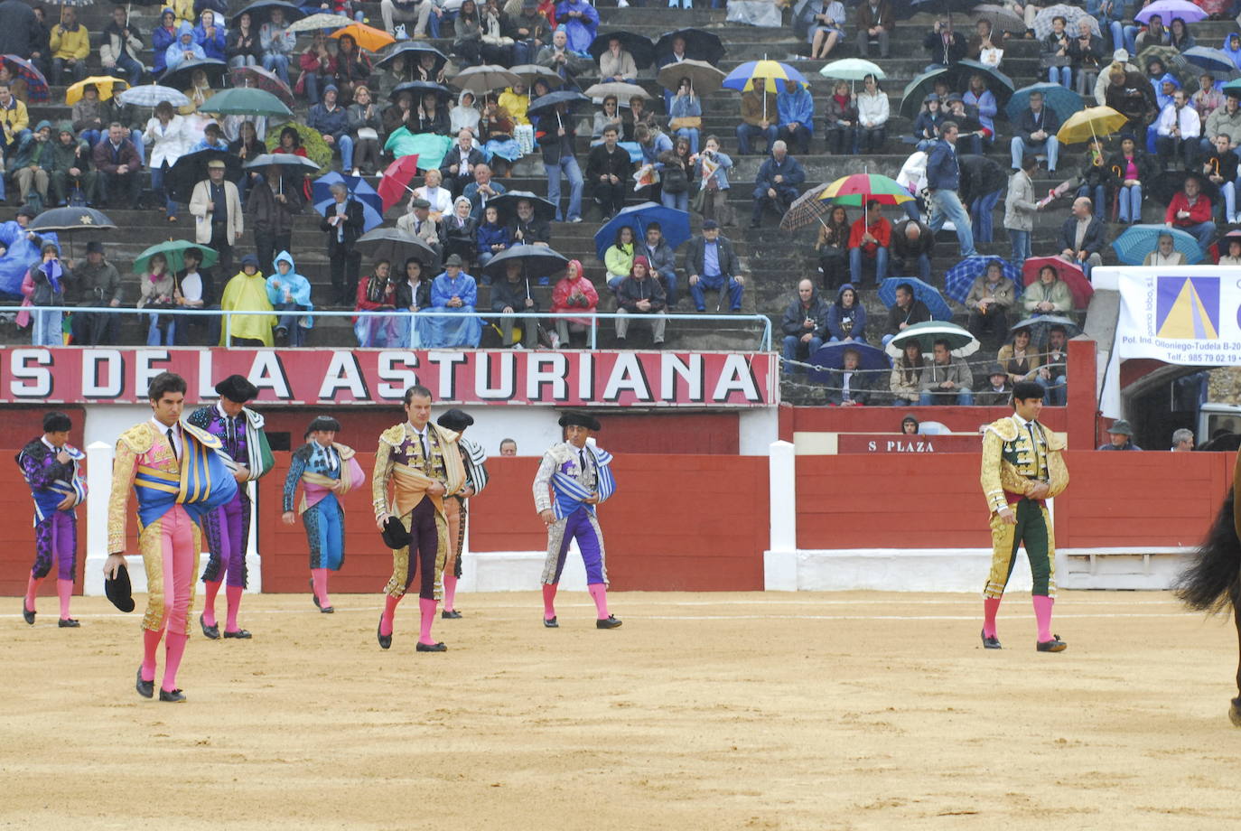 La plaza de toros de Oviedo data de 1889 y durante más de un siglo permaneció en actividad combinando las corridas taurinas con otras actividades lúdicas. A pesar de que en 2007 fue declarada Bien de Interés Cultural (BIC) la maleza y el abandono se ciernen sobre ella. Ayer, el Consejo de Patrimonio respondió de forma positiva a la consulta del Ayuntamiento sobre el proyecto de reforma y adaptación a nuevos usos, que quizás escriba un nuevo futuro para el emplazamiento. 