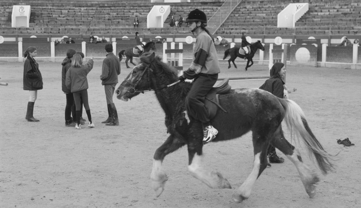 La plaza de toros de Oviedo data de 1889 y durante más de un siglo permaneció en actividad combinando las corridas taurinas con otras actividades lúdicas. A pesar de que en 2007 fue declarada Bien de Interés Cultural (BIC) la maleza y el abandono se ciernen sobre ella. Ayer, el Consejo de Patrimonio respondió de forma positiva a la consulta del Ayuntamiento sobre el proyecto de reforma y adaptación a nuevos usos, que quizás escriba un nuevo futuro para el emplazamiento. 