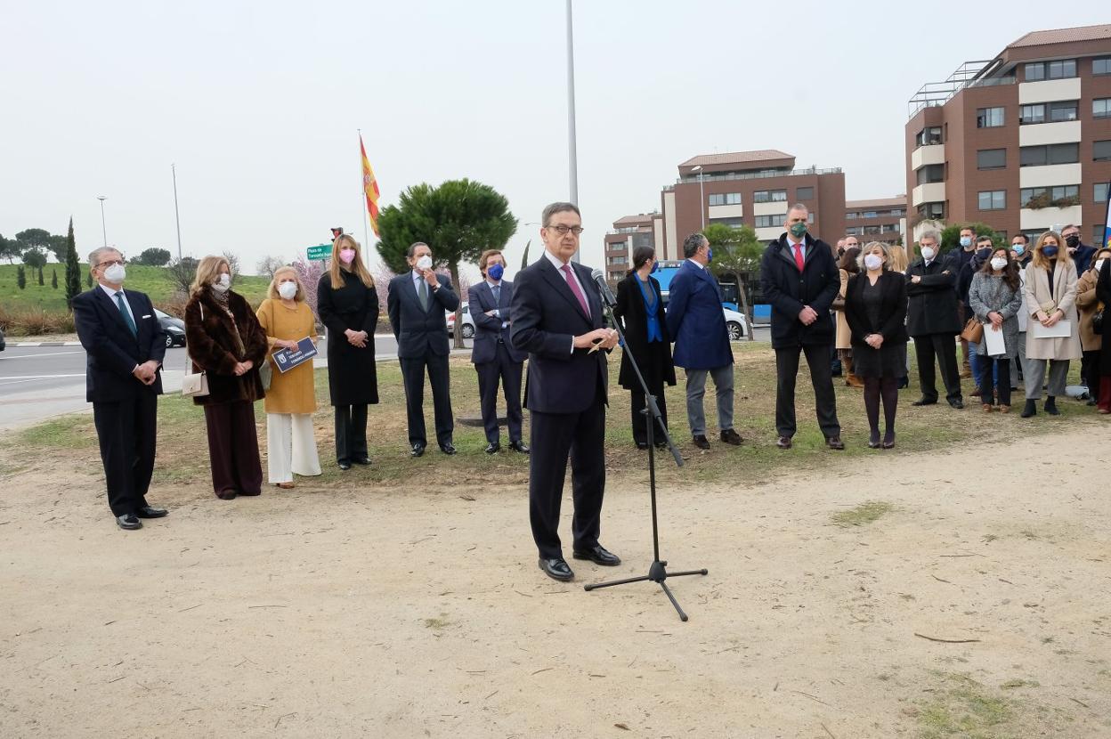 Enrique Fernández-Miranda, durante su discurso en la inauguración de la plaza dedicada por Madrid a su padre. A la izquierda, el parque de Francisco Tomás y Valiente. 