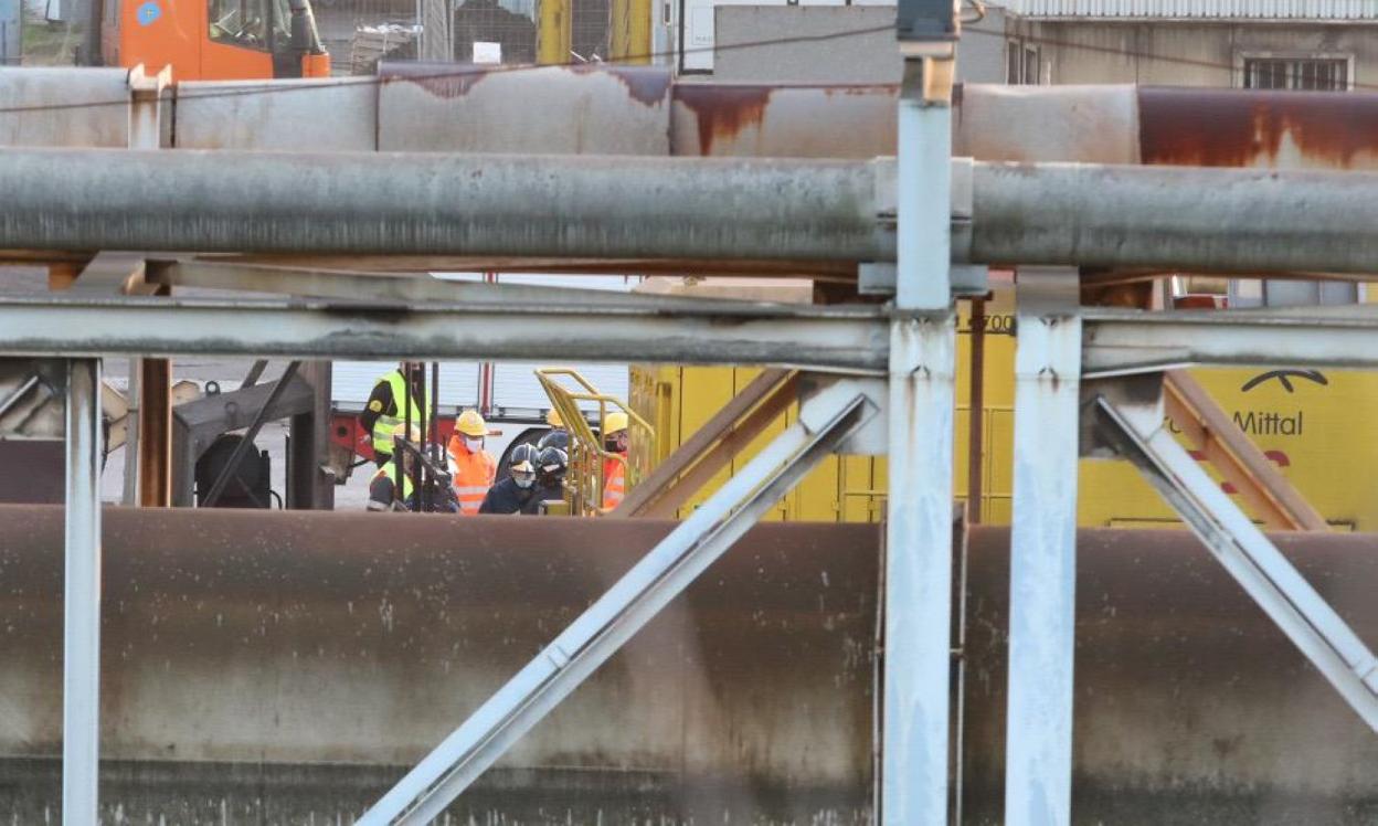 Los equipos de emergencia de ArcelorMittal en la zona donde se produjo el fatal accidente. 