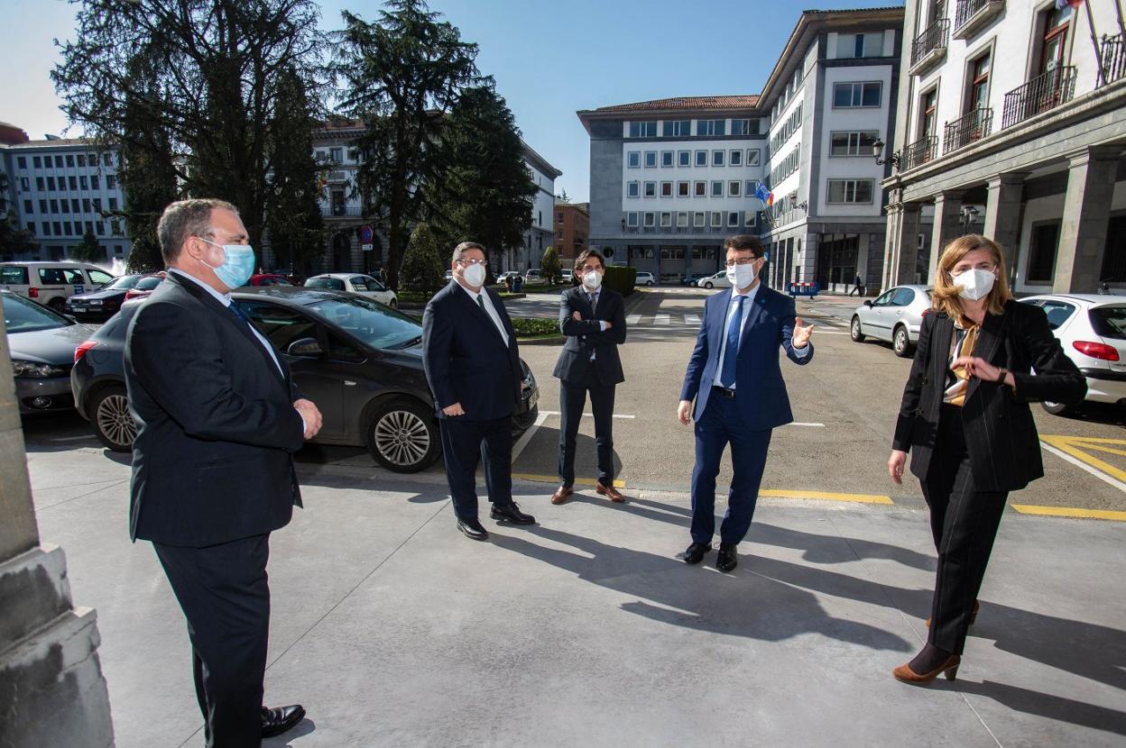 Juan Baena, primero por la izquierda, y Enrique Fernández, tercero por la izquierda, en Oviedo. 