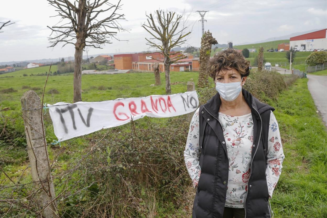 Marian Rendueles, en el lugar donde se pretende instalar la nueva estación de la ITV. 