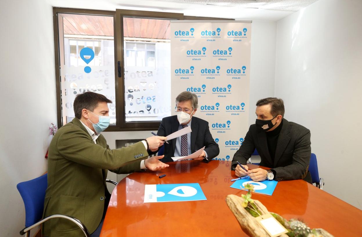 José Luis Álvarez Almeida le pasa el convenio a Íñigo Fernandez ante Fernando Corral. 