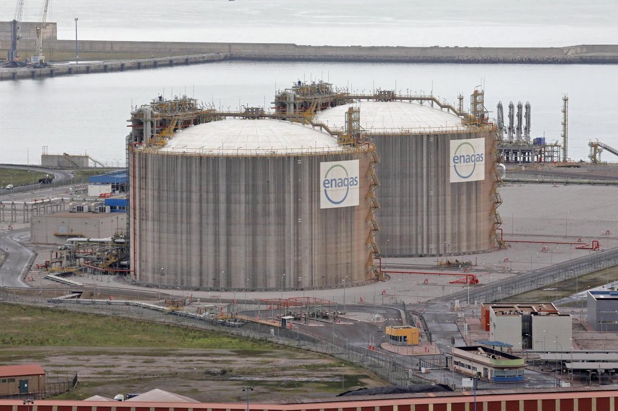 Imagen de la regasificadora de El Musel. 