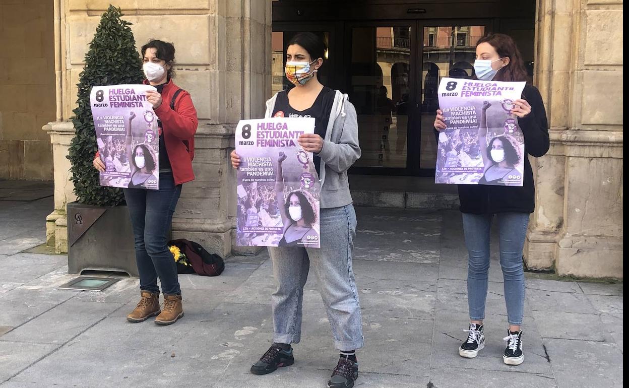 Beatriz García, Anahí López y Ana Fernández, ante la casa consistorial de Gijón.