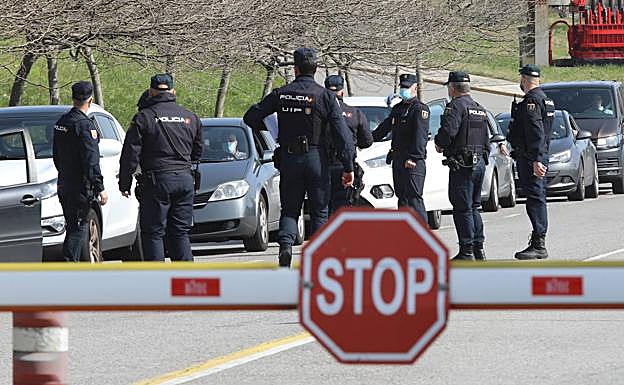 Agentes de Policía en las instalaciones de Alu Ibérica en Avilés.