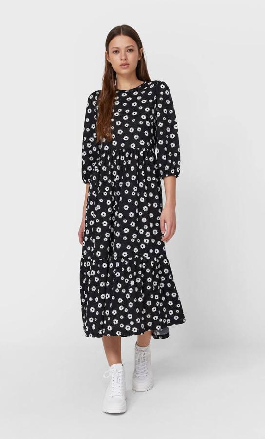 Vestido midi estampado con fondo en color negro de Stradivarius, 17,99 euros.