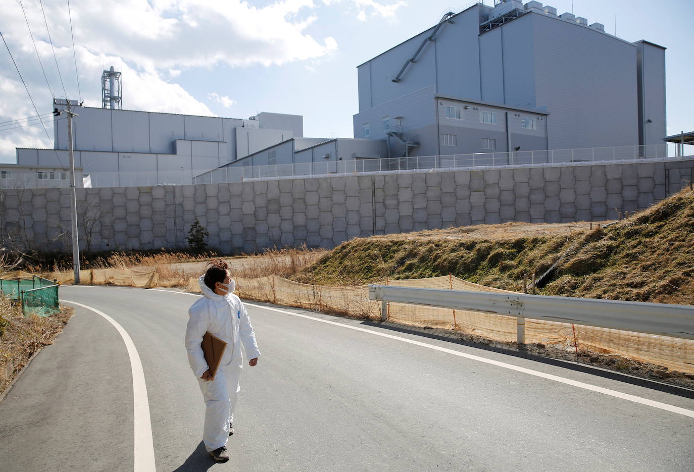 Sakae Kato se quedó atrás después de que todo el mundo huyera ante el desastre nuclear en Fukushima para ayudar a los animales abandonados ante la estampida de la población. En la soledad de una localidad arrasada y desértica, se afana en rescatar gatos «Quiero asegurarme de estar aquí para ocuparme del último. Después de eso quiero morir, ya sea un día o una hora después«, explica. En su aislado hogar viven 41 mininos. En su jardín reposa el cadaver de otros 23 