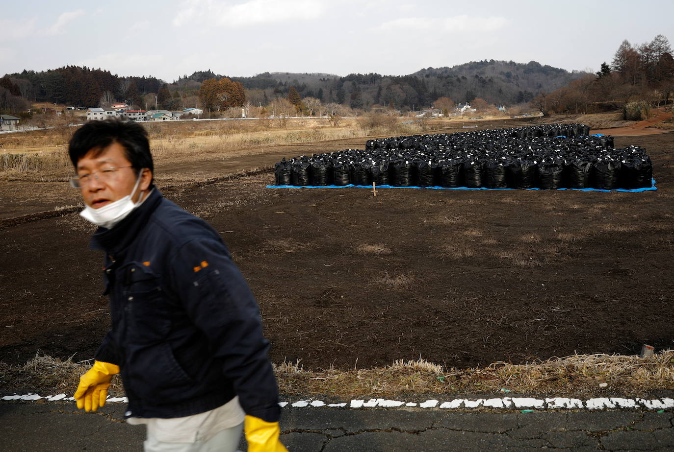 Sakae Kato se quedó atrás después de que todo el mundo huyera ante el desastre nuclear en Fukushima para ayudar a los animales abandonados ante la estampida de la población. En la soledad de una localidad arrasada y desértica, se afana en rescatar gatos «Quiero asegurarme de estar aquí para ocuparme del último. Después de eso quiero morir, ya sea un día o una hora después«, explica. En su aislado hogar viven 41 mininos. En su jardín reposa el cadaver de otros 23 