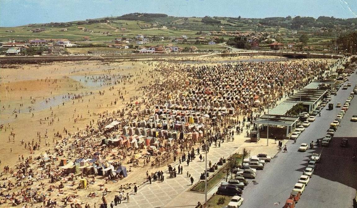 Un paseo por la historia gráfica de la playa de San Lorenzo que arranca con una reproducción de 1900 permite comprobar si el paso de los años han cambiado la orografía y el aspecto del arenal después de que el Ministerio de Transición Ecológica y el Reto Demográfico augurara en un informe que Gijón sufrirá daños anuales de 10 millones por la subida del mar debido al cambio climático