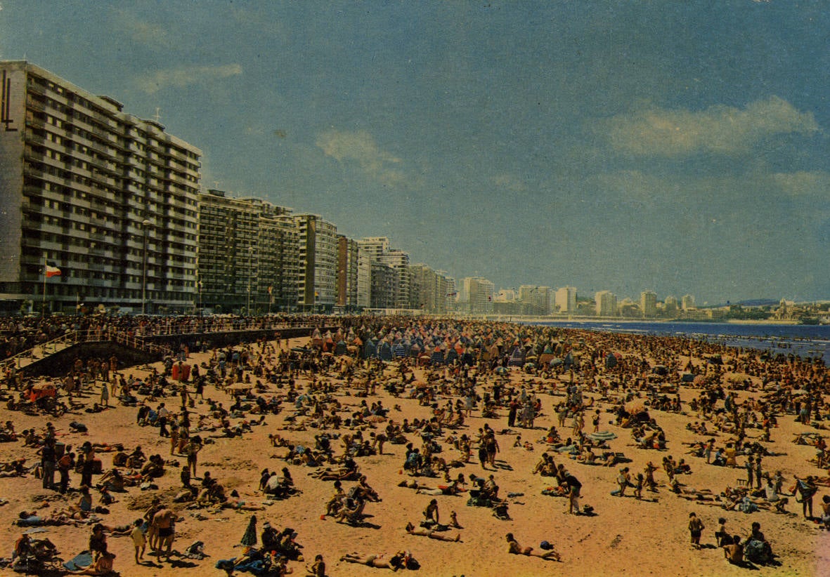 Un paseo por la historia gráfica de la playa de San Lorenzo que arranca con una reproducción de 1900 permite comprobar si el paso de los años han cambiado la orografía y el aspecto del arenal después de que el Ministerio de Transición Ecológica y el Reto Demográfico augurara en un informe que Gijón sufrirá daños anuales de 10 millones por la subida del mar debido al cambio climático