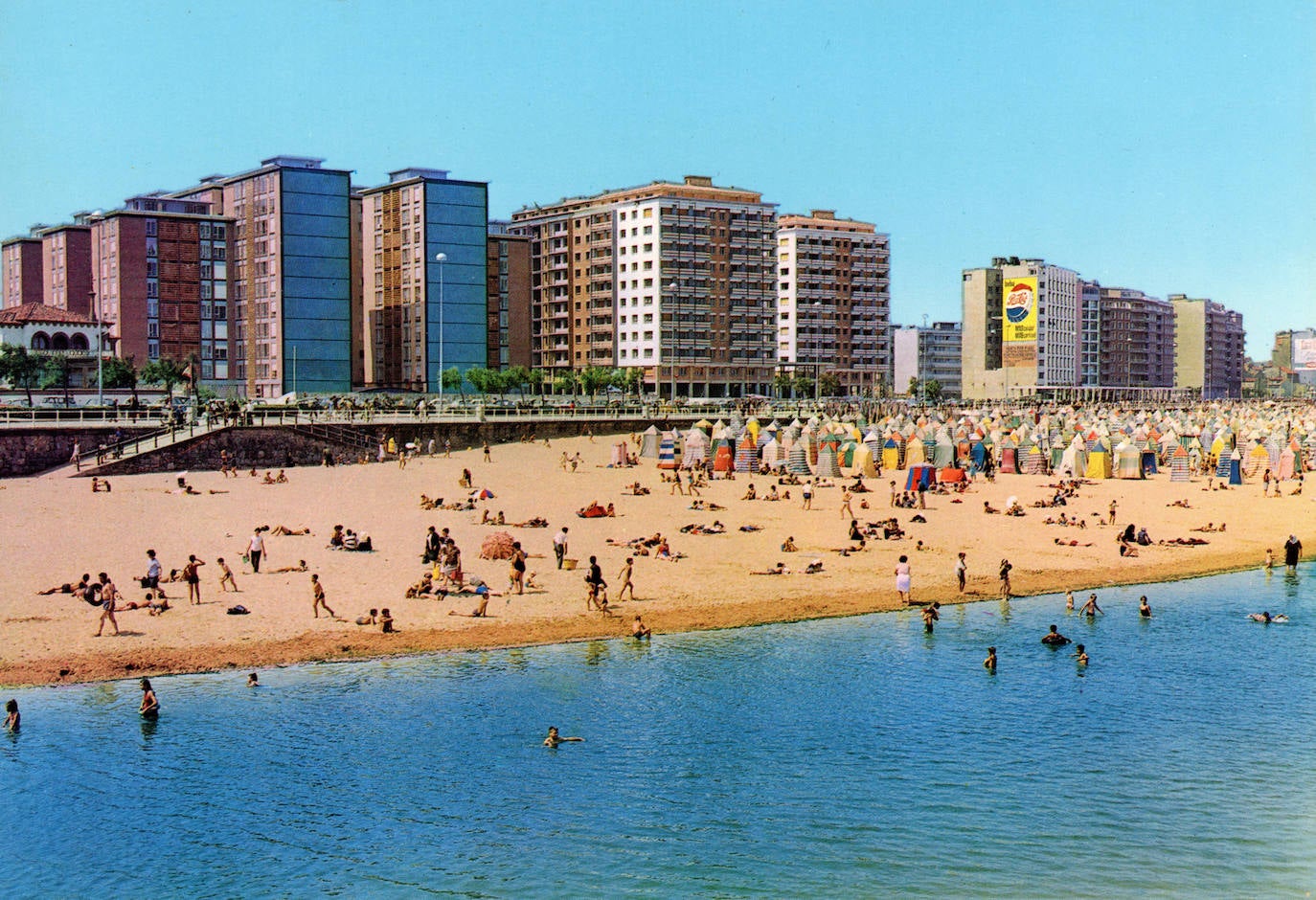 Un paseo por la historia gráfica de la playa de San Lorenzo que arranca con una reproducción de 1900 permite comprobar si el paso de los años han cambiado la orografía y el aspecto del arenal después de que el Ministerio de Transición Ecológica y el Reto Demográfico augurara en un informe que Gijón sufrirá daños anuales de 10 millones por la subida del mar debido al cambio climático