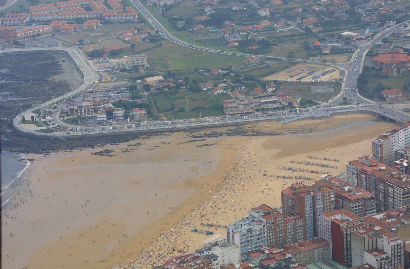 Un paseo por la historia gráfica de la playa de San Lorenzo que arranca con una reproducción de 1900 permite comprobar si el paso de los años han cambiado la orografía y el aspecto del arenal después de que el Ministerio de Transición Ecológica y el Reto Demográfico augurara en un informe que Gijón sufrirá daños anuales de 10 millones por la subida del mar debido al cambio climático