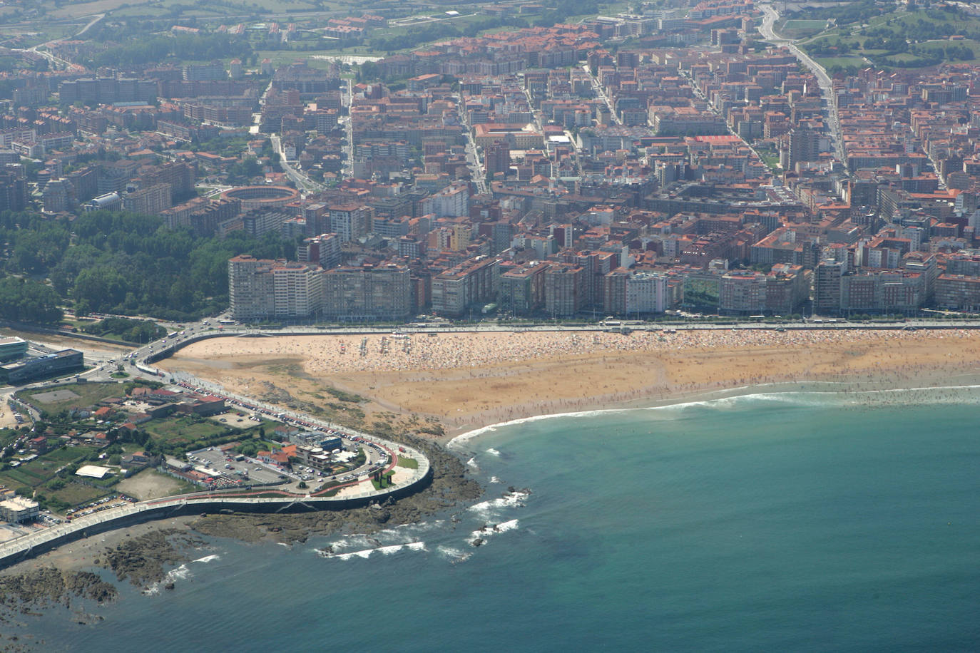 Un paseo por la historia gráfica de la playa de San Lorenzo que arranca con una reproducción de 1900 permite comprobar si el paso de los años han cambiado la orografía y el aspecto del arenal después de que el Ministerio de Transición Ecológica y el Reto Demográfico augurara en un informe que Gijón sufrirá daños anuales de 10 millones por la subida del mar debido al cambio climático