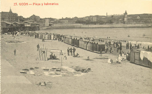 Un paseo por la historia gráfica de la playa de San Lorenzo que arranca con una reproducción del 1900 permite comprobar si el paso de los años han cambiado la orografía y el aspecto del arenal después de que el Ministerio de Transición Ecológica y el Reto Demográfico augurara en un informe que Gijón sufrirá daños anuales de 10 millones por la subida del mar debido al cambio climático