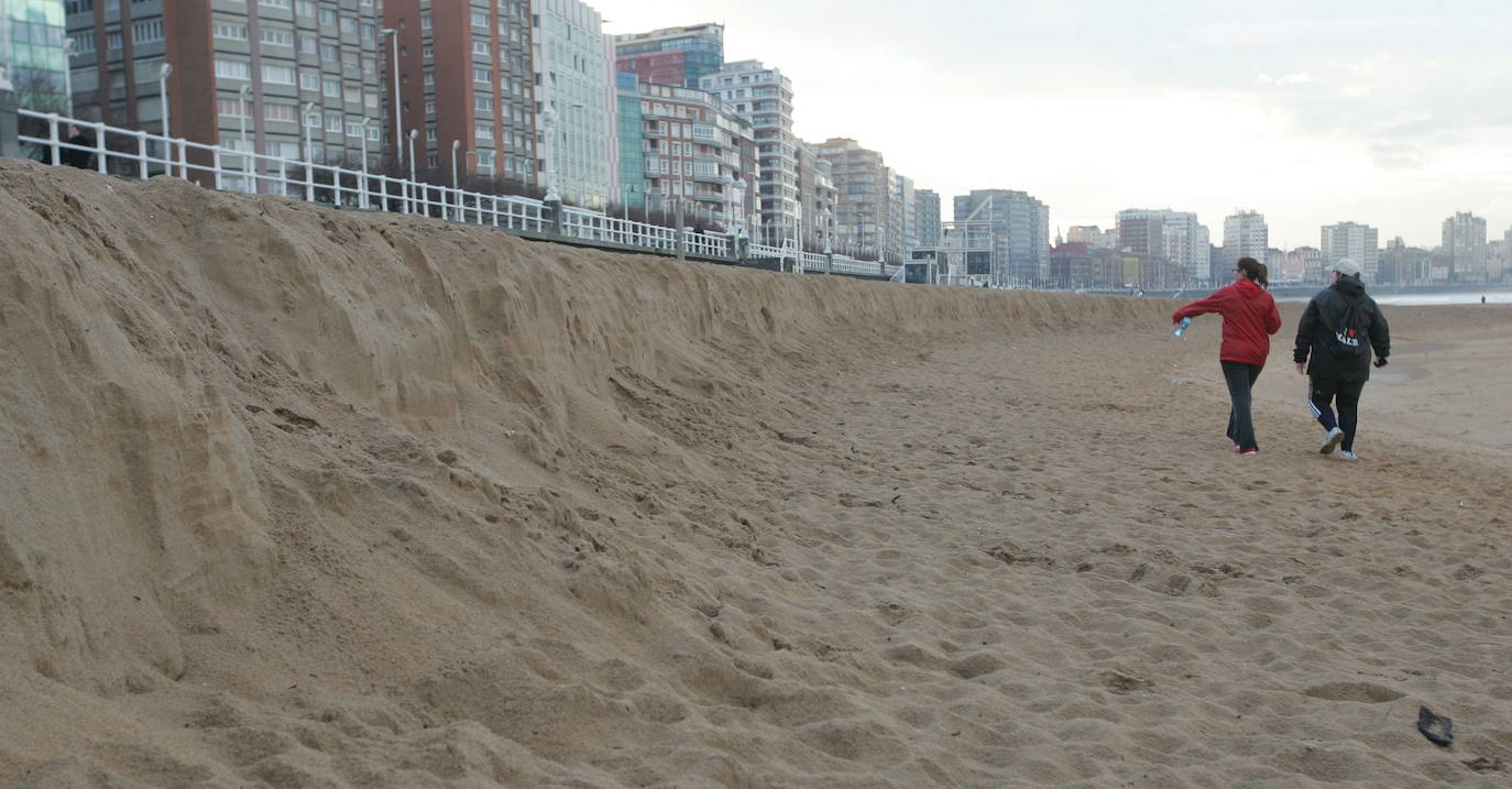 Un paseo por la historia gráfica de la playa de San Lorenzo que arranca con una reproducción de 1900 permite comprobar si el paso de los años han cambiado la orografía y el aspecto del arenal después de que el Ministerio de Transición Ecológica y el Reto Demográfico augurara en un informe que Gijón sufrirá daños anuales de 10 millones por la subida del mar debido al cambio climático