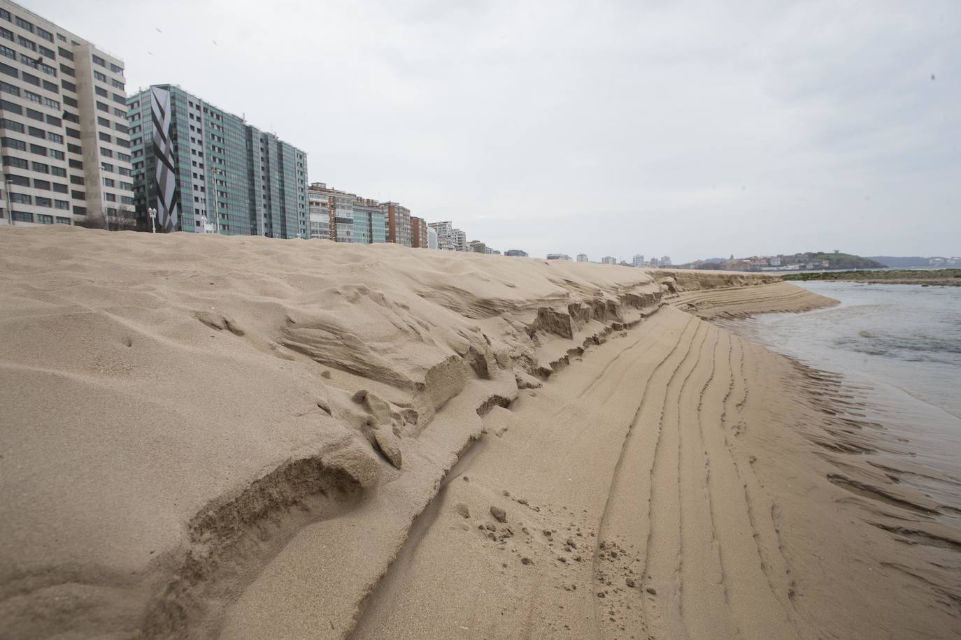 Un paseo por la historia gráfica de la playa de San Lorenzo que arranca con una reproducción de 1900 permite comprobar si el paso de los años han cambiado la orografía y el aspecto del arenal después de que el Ministerio de Transición Ecológica y el Reto Demográfico augurara en un informe que Gijón sufrirá daños anuales de 10 millones por la subida del mar debido al cambio climático