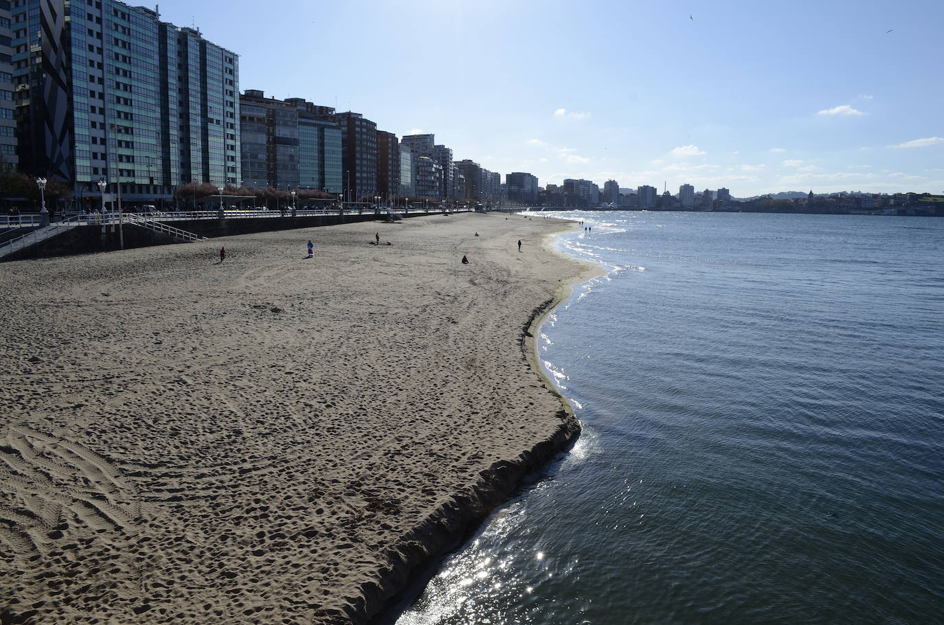 Un paseo por la historia gráfica de la playa de San Lorenzo que arranca con una reproducción de 1900 permite comprobar si el paso de los años han cambiado la orografía y el aspecto del arenal después de que el Ministerio de Transición Ecológica y el Reto Demográfico augurara en un informe que Gijón sufrirá daños anuales de 10 millones por la subida del mar debido al cambio climático