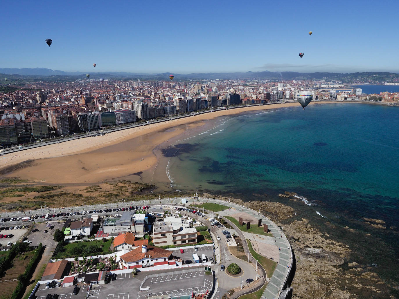 Un paseo por la historia gráfica de la playa de San Lorenzo que arranca con una reproducción de 1900 permite comprobar si el paso de los años han cambiado la orografía y el aspecto del arenal después de que el Ministerio de Transición Ecológica y el Reto Demográfico augurara en un informe que Gijón sufrirá daños anuales de 10 millones por la subida del mar debido al cambio climático