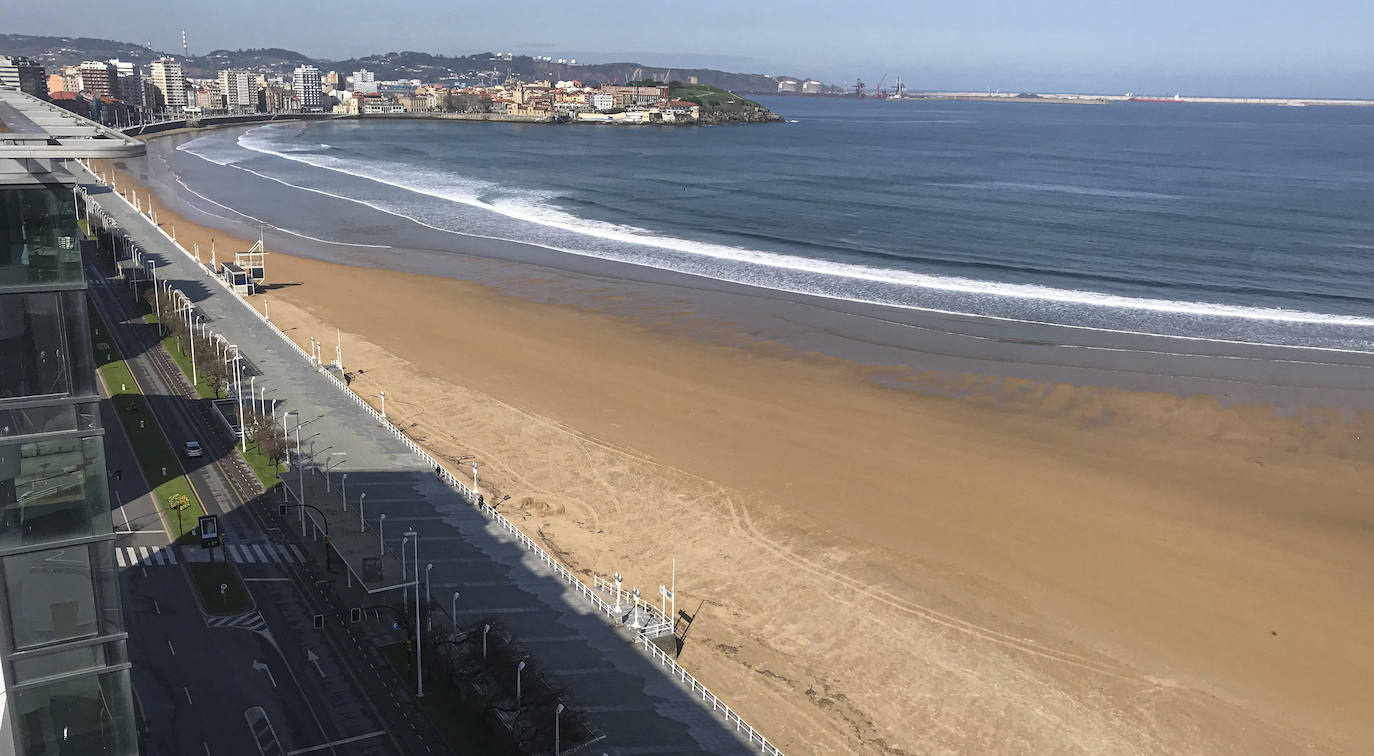 Un paseo por la historia gráfica de la playa de San Lorenzo que arranca con una reproducción de 1900 permite comprobar si el paso de los años han cambiado la orografía y el aspecto del arenal después de que el Ministerio de Transición Ecológica y el Reto Demográfico augurara en un informe que Gijón sufrirá daños anuales de 10 millones por la subida del mar debido al cambio climático