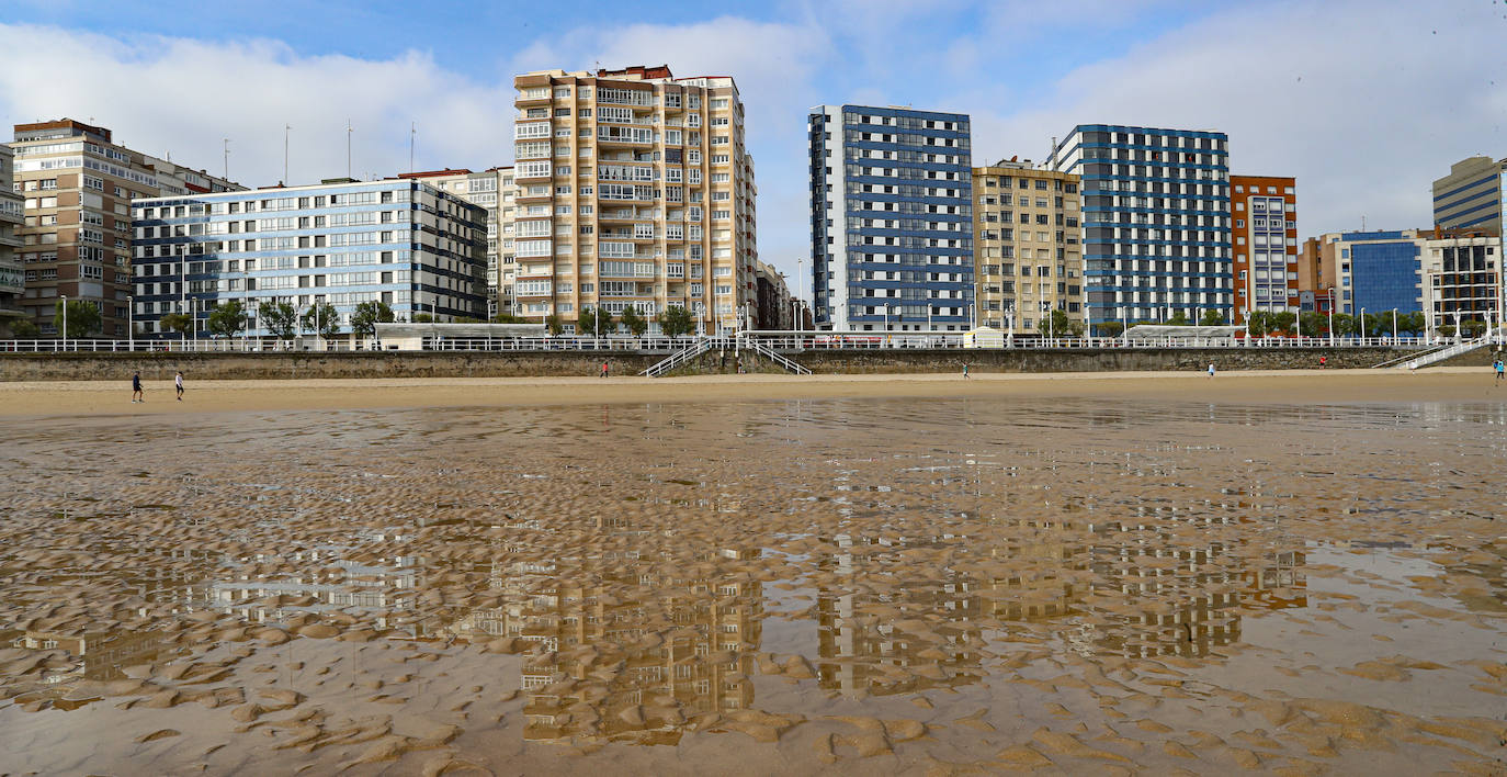 Un paseo por la historia gráfica de la playa de San Lorenzo que arranca con una reproducción de 1900 permite comprobar si el paso de los años han cambiado la orografía y el aspecto del arenal después de que el Ministerio de Transición Ecológica y el Reto Demográfico augurara en un informe que Gijón sufrirá daños anuales de 10 millones por la subida del mar debido al cambio climático