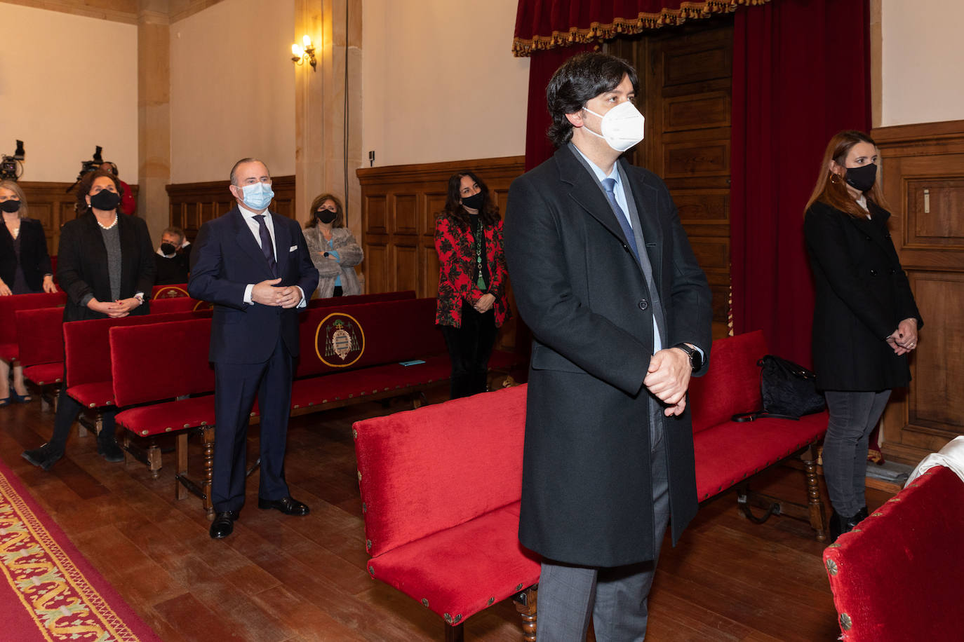 Este viernes tuvo lugar el acto de toma de posesión de los nuevos vicerrectores de la Universidad de Oviedo, en un acto celebrado en el Paraninfo del edificio histórico y al que asistieron los exrectores Santiago García Granda, Juan Vázquez y Vicente Gotor.