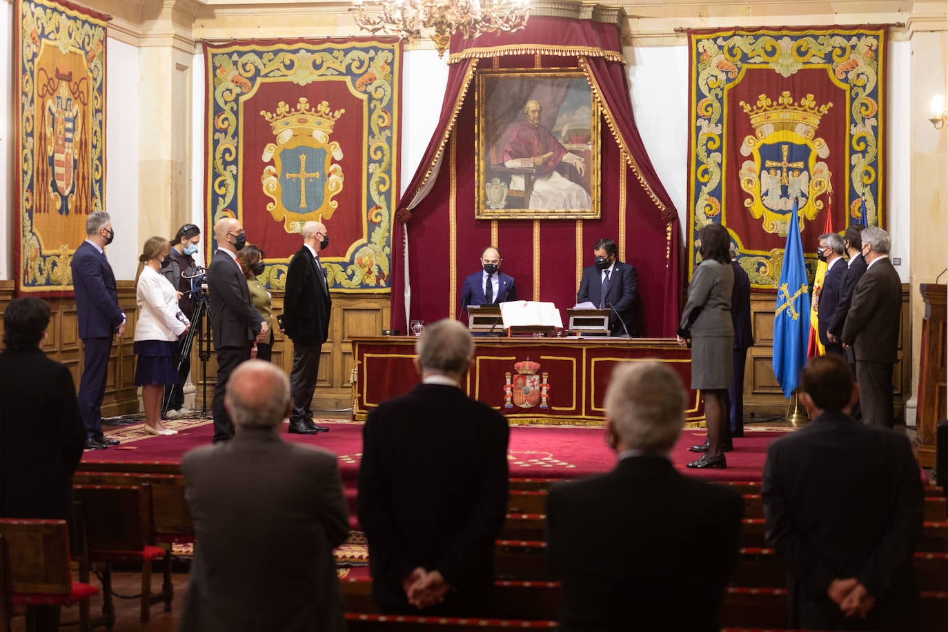 Este viernes tuvo lugar el acto de toma de posesión de los nuevos vicerrectores de la Universidad de Oviedo, en un acto celebrado en el Paraninfo del edificio histórico y al que asistieron los exrectores Santiago García Granda, Juan Vázquez y Vicente Gotor.