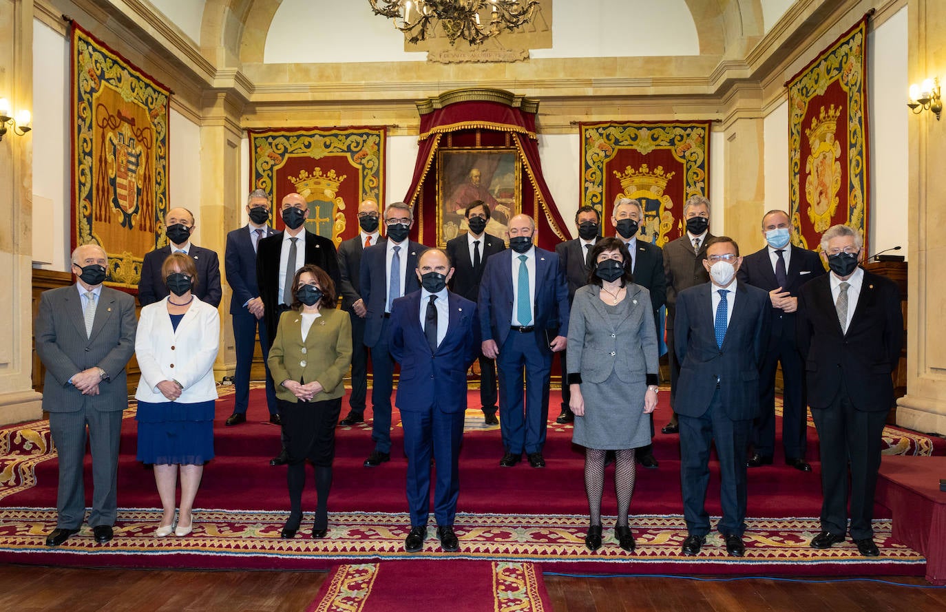 Este viernes tuvo lugar el acto de toma de posesión de los nuevos vicerrectores de la Universidad de Oviedo, en un acto celebrado en el Paraninfo del edificio histórico y al que asistieron los exrectores Santiago García Granda, Juan Vázquez y Vicente Gotor.