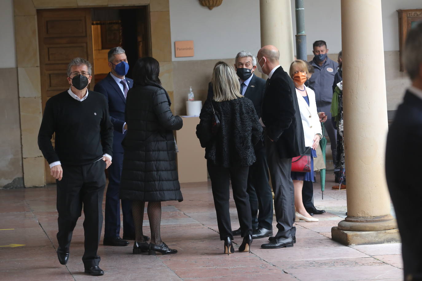 Este viernes tuvo lugar el acto de toma de posesión de los nuevos vicerrectores de la Universidad de Oviedo, en un acto celebrado en el Paraninfo del edificio histórico y al que asistieron los exrectores Santiago García Granda, Juan Vázquez y Vicente Gotor.