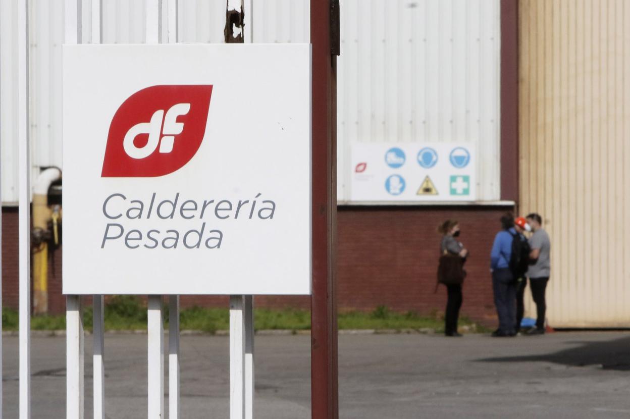 Trabajadores de Duro Felguera Calderería Pesada, ayer, en la entrada de El Tallerón. 