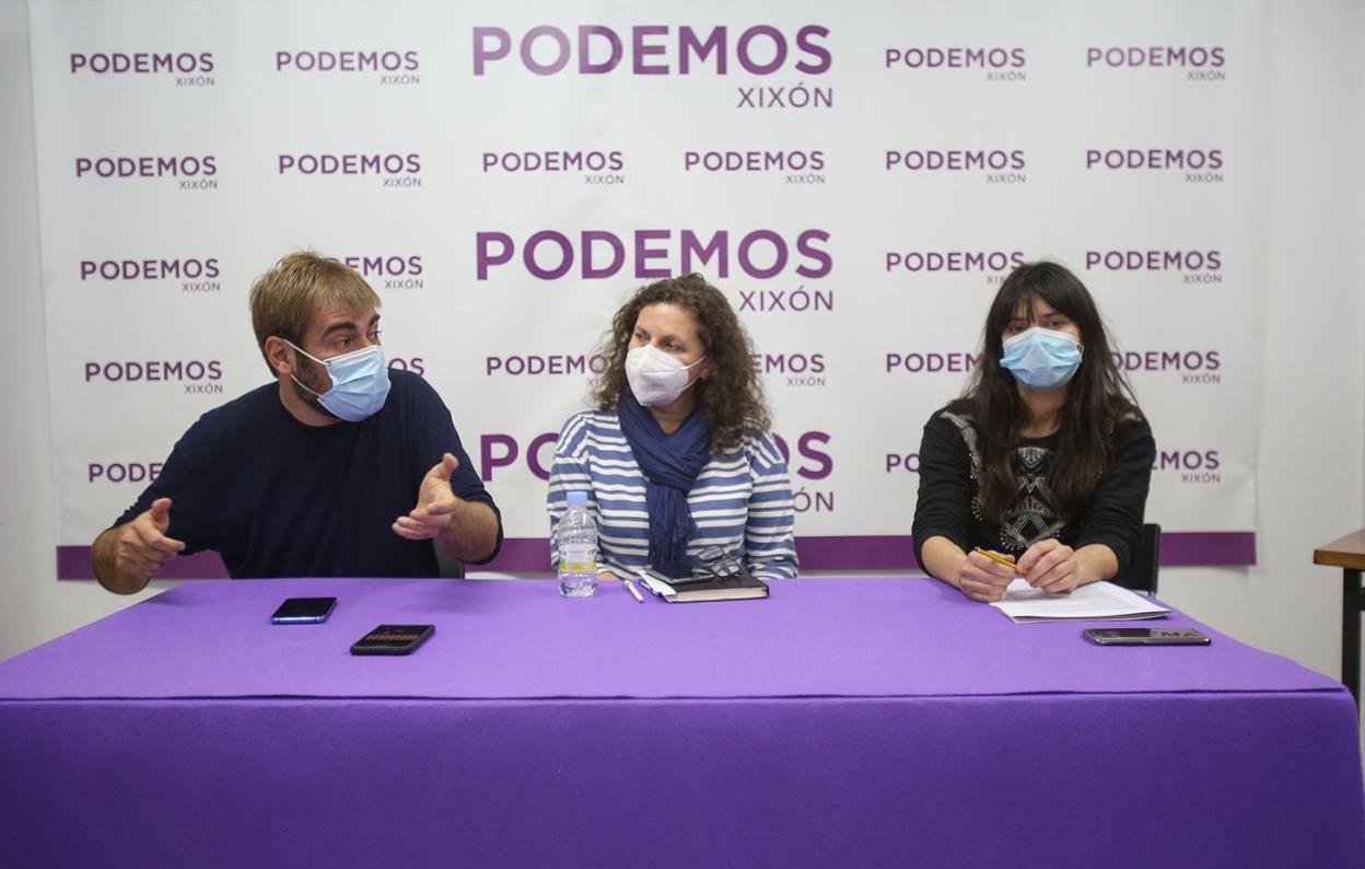 El secretario general de Podemos Asturias, Daniel Ripa, junto a las portavoces Alejandra Tejón y Laura Tuero, en la sede gijonesa. 