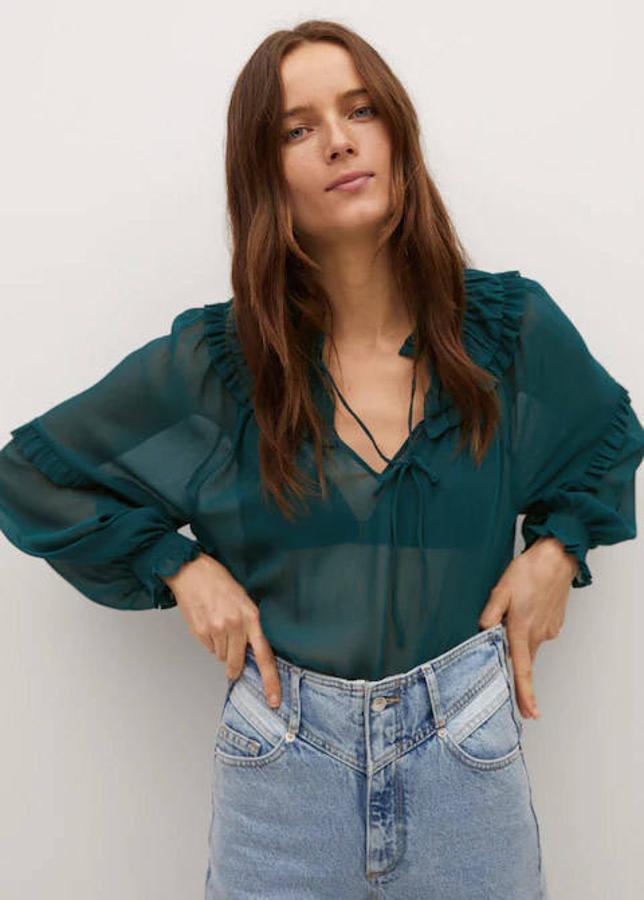 Blusa fluida con manga abullonada de Mango, 25,99 euros.