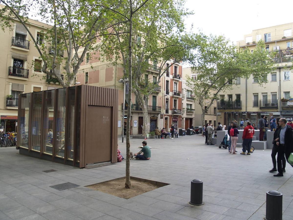 REFUGIO 307 (BARCELONA) | Dispone de tres entradas de acceso en la calle Nou de la Rambla y tiene cerca de 400 metros de túneles, con una altura de 2,10 metros y una anchura que oscila entre 1,5 y 2 metros. El refugio contaba con varias estancias: lavabos, fuente, enfermería, sala para niños y hogar, entre otros.