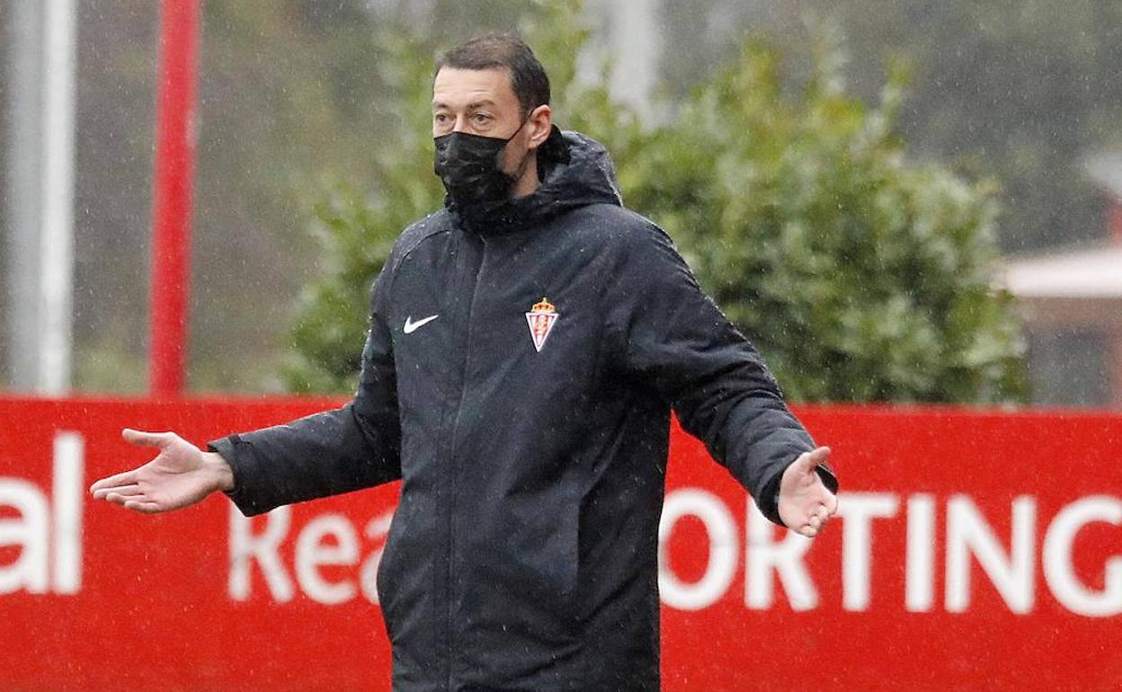 Sergio Sánchez en un entrenamiento del Sporting B.