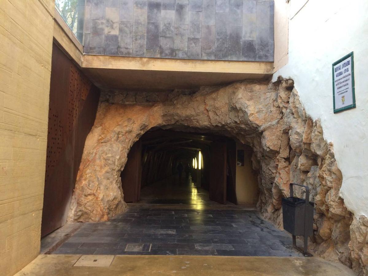 TÚNEL DEL CASTILLO DE DÉNIA (ALICANTE) |Una vez finalizada la guerra, se mantuvo abierto uniendo así dos partes de la ciudad.